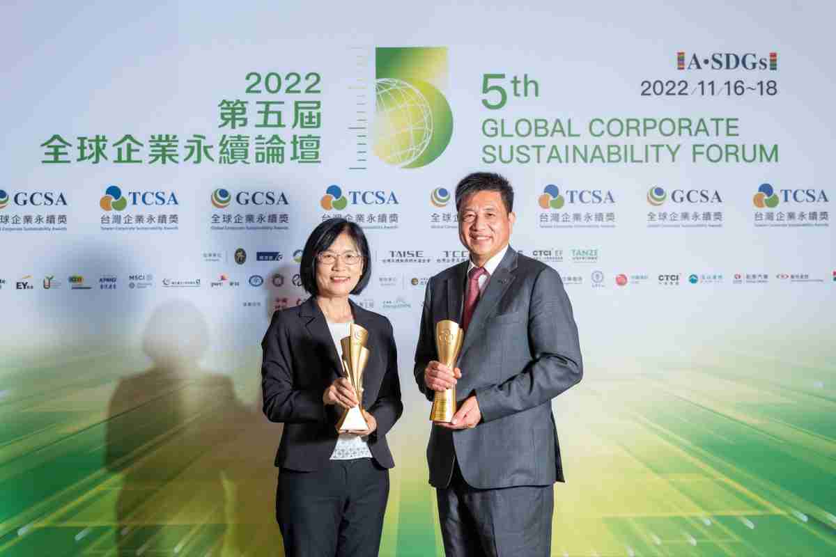 z6mg·人生就是博作为净零碳排先锋，，期引领价值链伙伴同行共好，，，，卫冕制造业组“十大典范企业” 二连冠殊荣(左：z6mg·人生就是博光电永续长古秀华，，，，右：z6mg·人生就是博光电董事长暨执行长彭双浪)