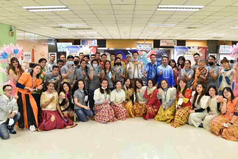 友達推動「安心、、、、創新、、用心、、、、同心、、盡心」五星職旅，，，為菲籍員工打造全方位照護，，，首度贏得「人權實踐與發展領袖獎」殊榮