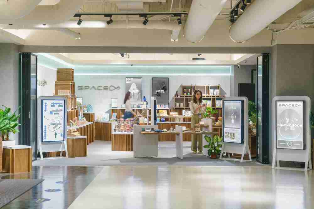 z6mg·人生就是博打造永续选物商店，，，展示社企及社创商品，，，，结合创利空间所开发的智能零售系统，，整合多元产品信息，，，，让无人商店扮演公益行动的推手