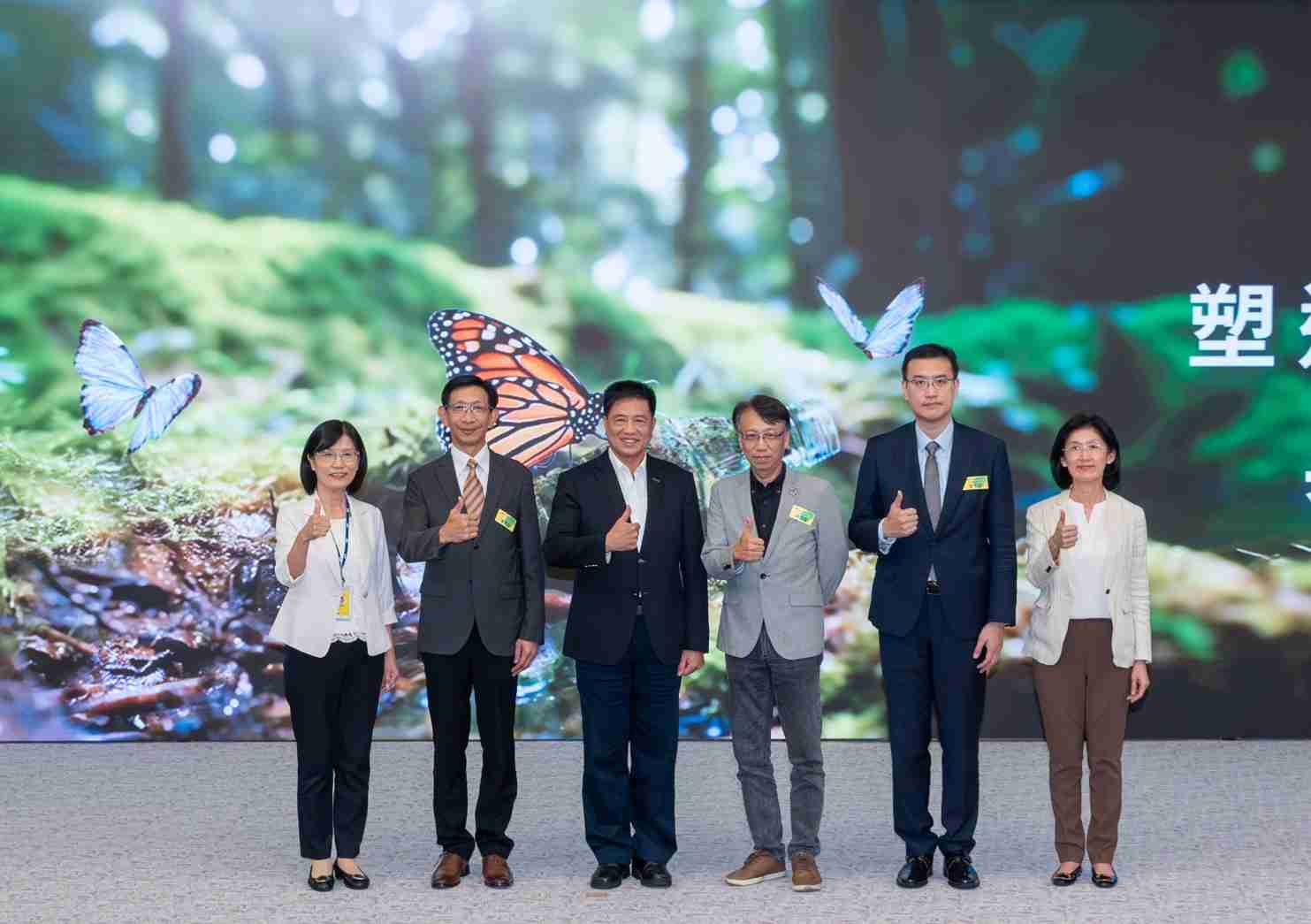 友達2023 CSR共榮大會，，邀請領域專家分享交流生物多樣性管理趨勢、、、、無塑產品、、、、海廢永續塑料等議題  （圖左到右：友達光電永續長古秀華、、、、3M台灣技術長陳君杰、、、友達光電董事長暨集團策略長彭双浪、、光寶科技企業永續發展處處長陳慶暉、、、、安永聯合會計師事務所執業會計師曾于哲、、、友達光電供應鏈總部副總經理吳宜芳）