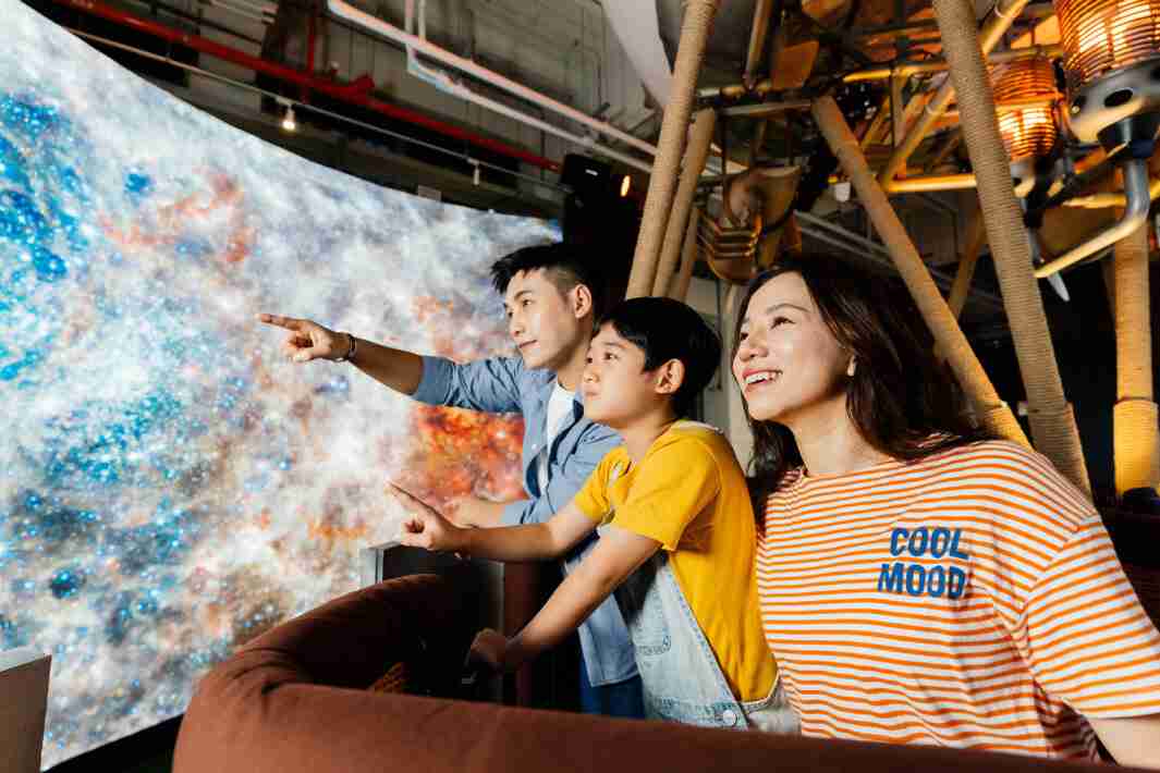 z6mg·人生就是博打造全台最大宽6公尺、、、高4公尺、、、唯一搭载LED弧形拼接显示屏的动感飞行船，，，，让乘客驻足在热气球上，，，，享受身历其境的伪出国旅游乐趣