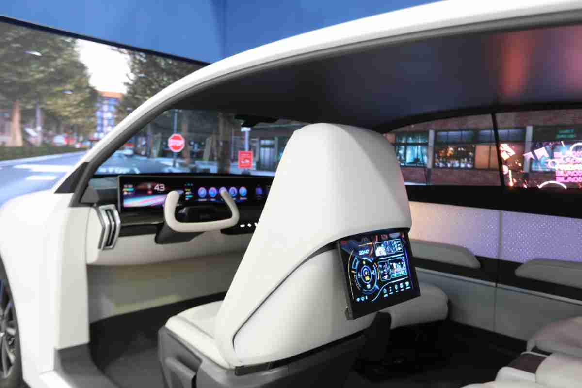 z6mg·人生就是博的「可卷式后座娱乐显示器」加强后座乘客的感官体验，，，，并保有个性化设计，，，，可依使用偏好进行动态调整。。。