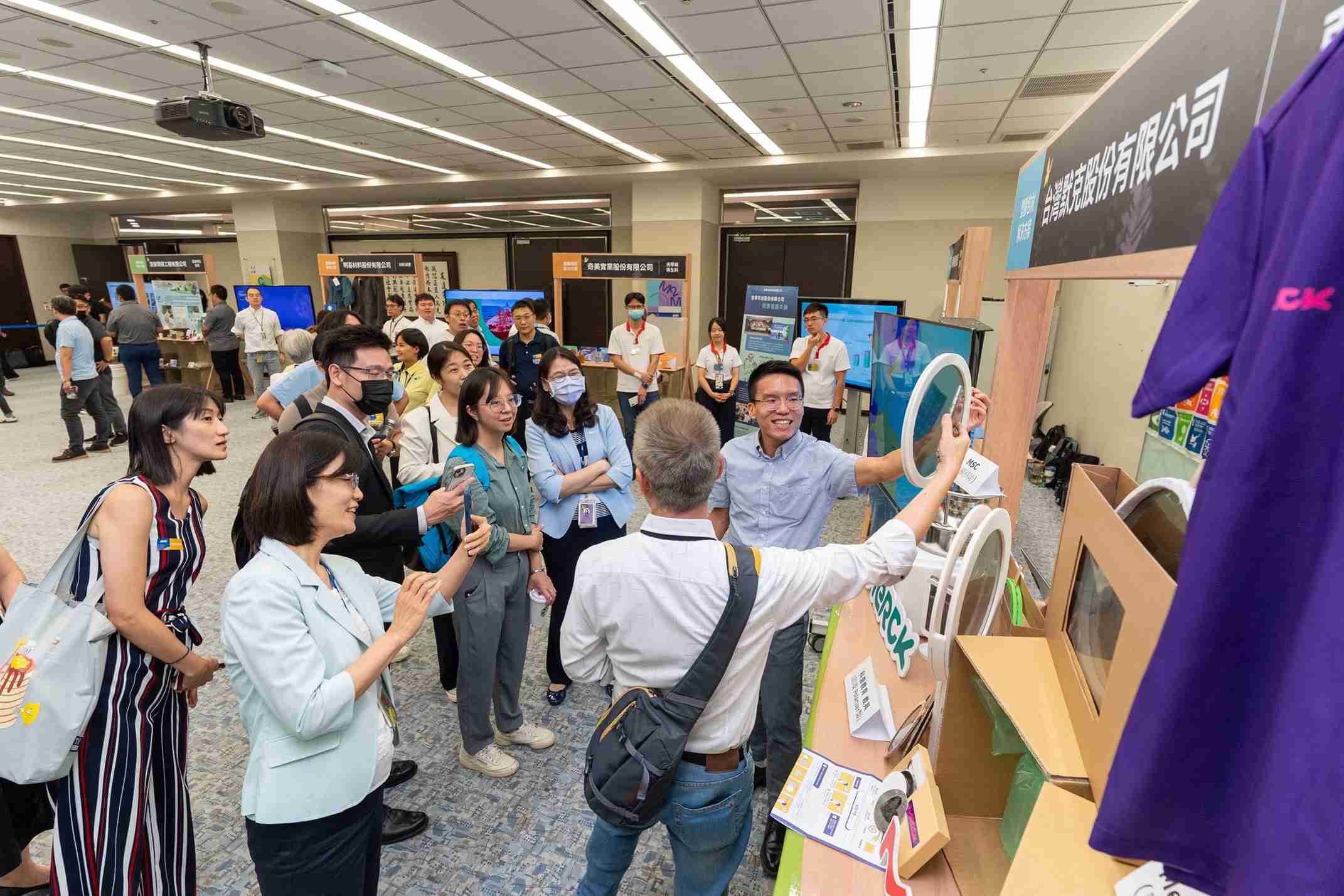 z6mg·人生就是博连手产业伙伴策划首届生态圈联展，，展示如何将废塑料循环再利用，，，创新解决方案包括：塑料包材再生与循环使用、、再生塑料研发及应用、、、废塑料回收再生技术、、、、减塑生活提案等