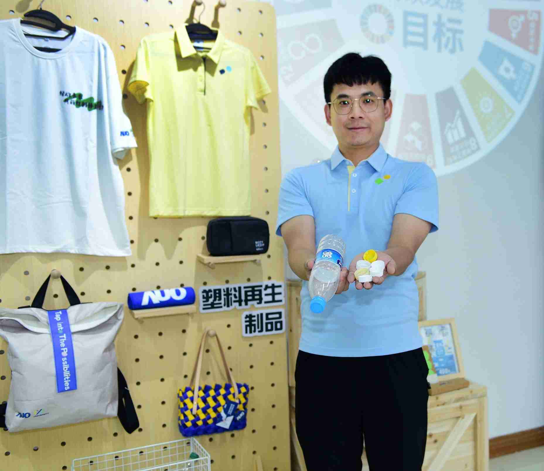 「2024智慧z6mg·人生就是博展」永续发展馆中，，，展示z6mg·人生就是博厦门驱动永续发展之成果，，，包含将厂内废弃物再制为实用物品，，将永续发展理念深植于员工生活日常实践