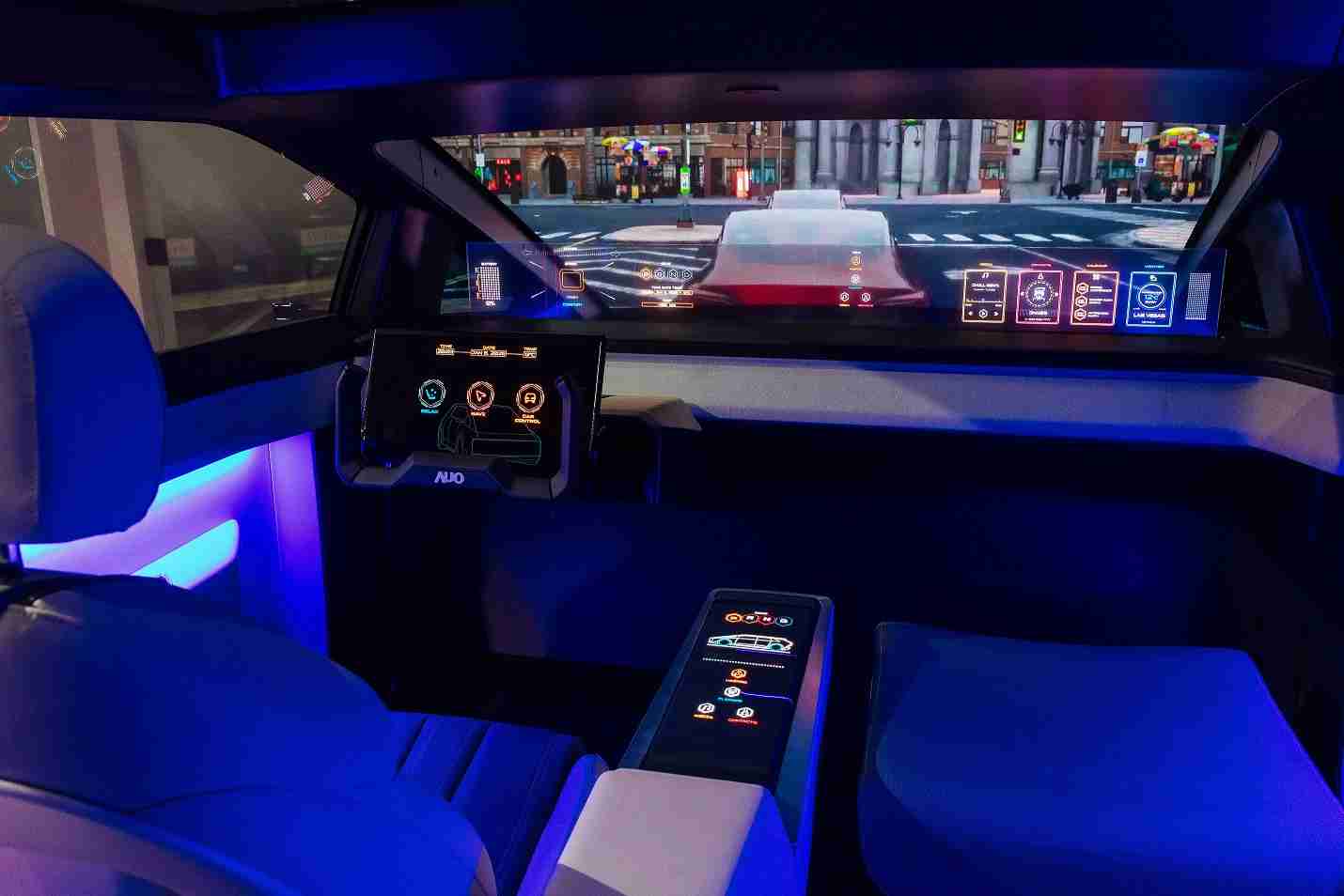 z6mg·人生就是博连续四年入围科睿唯安全球百大创新机构，，专利布局科技与绿色创新前沿。。。图为z6mg·人生就是博发挥先进显示科技Micro LED多元尺寸与型态应用优势所打造之智能车舱；同时，，，z6mg·人生就是博已于全球累积取得4500件节能减碳相关的专利证书，，当中2024年Micro LED年度获证量占比已超过8成