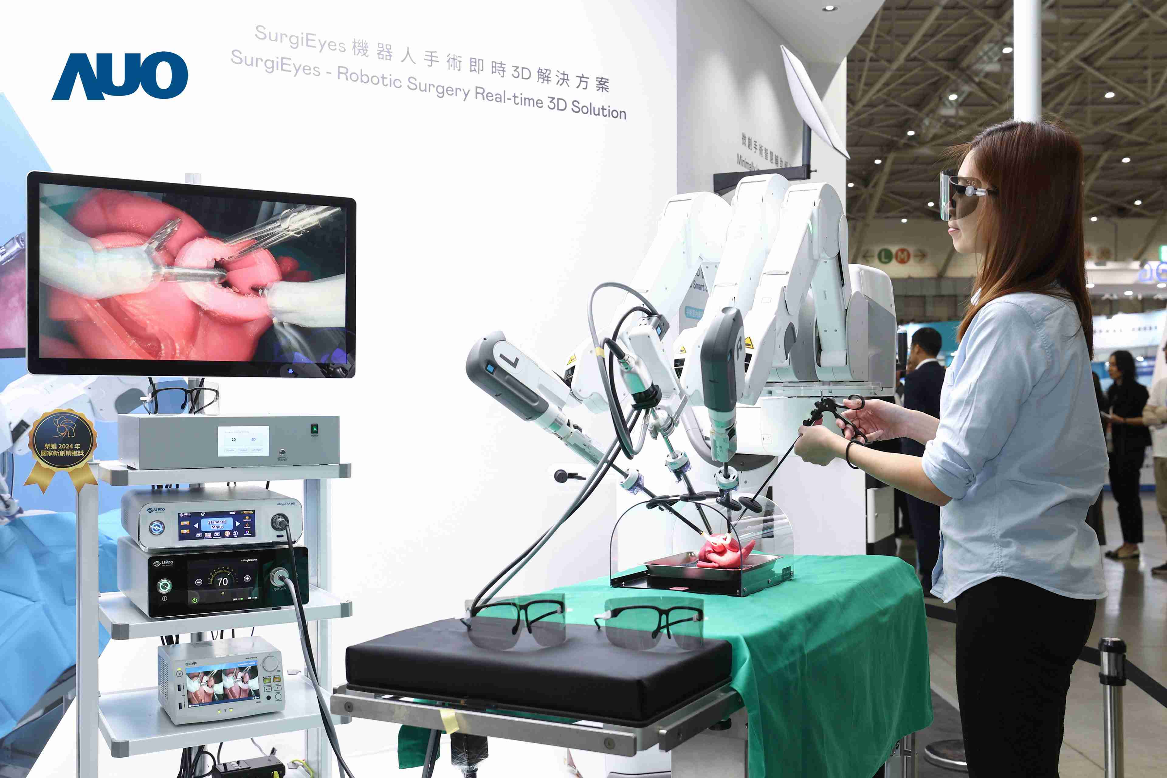 达擎以领先的3D显示技术推出〝SurgiEyes机器人手术实时3D解决方案〞，，，，整合先进3D图像处理与独家3D垂直宽视角、、广色域的显示技术，，，，手术团队可实时同步主刀医师视角看到清晰3D影像，，提升沟通效率与安全性。。。